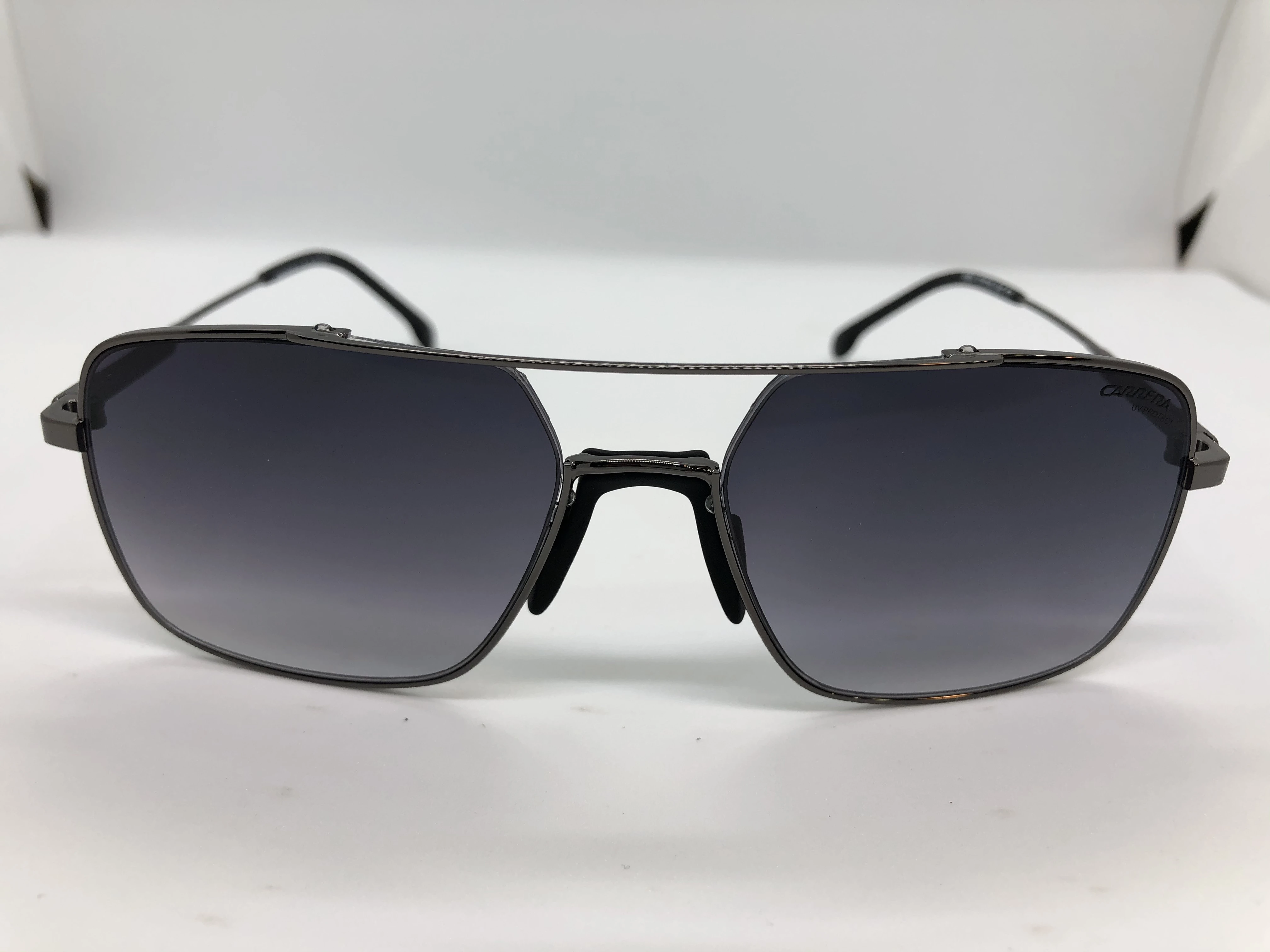 نظارة شمسية - من كاريرا - باطار اسود معدن - وعدسات سوداء متدرجة - وزراع معدن اسود - بشعار الماركة - رجالي
