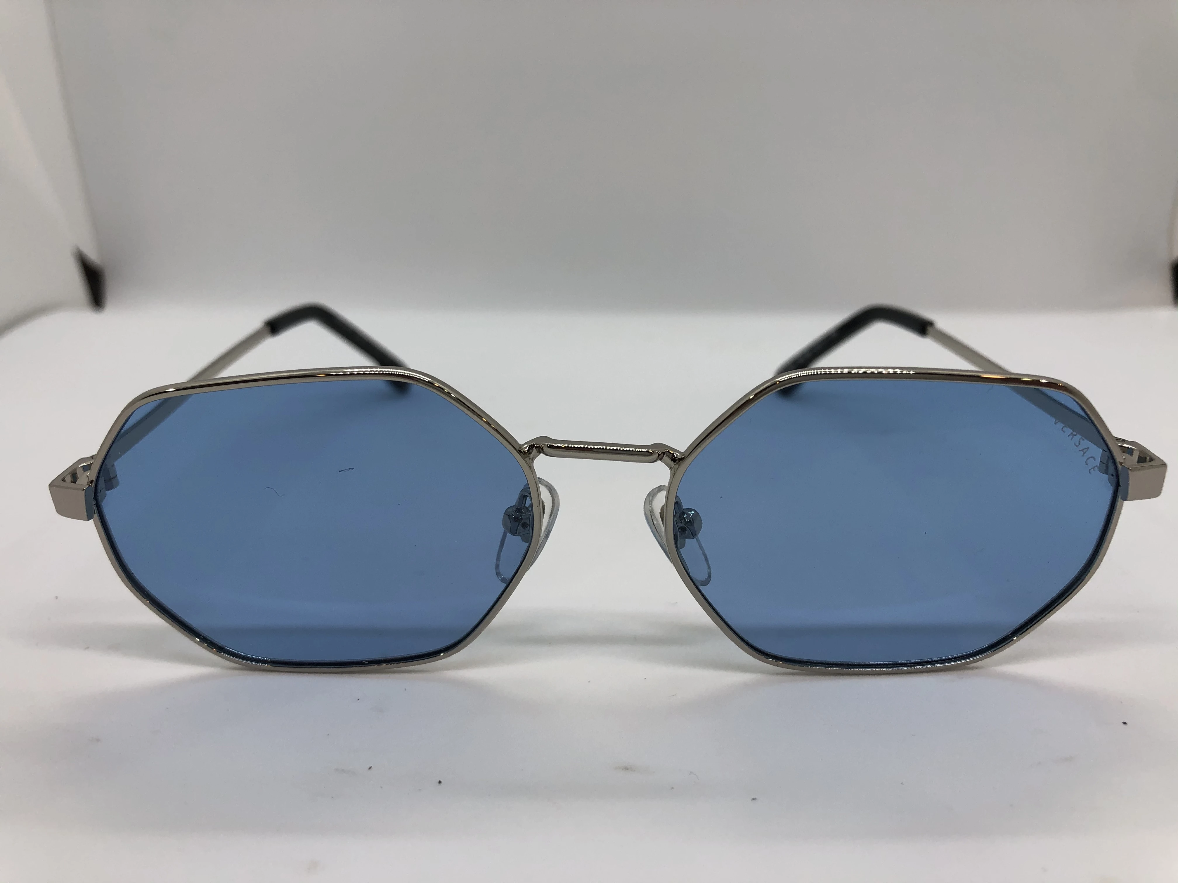 نظارة شمسية - من فيرساتشي - باطار فضي معدن - وعدسات زرقاء - وزراع فضي معدن - رجالي