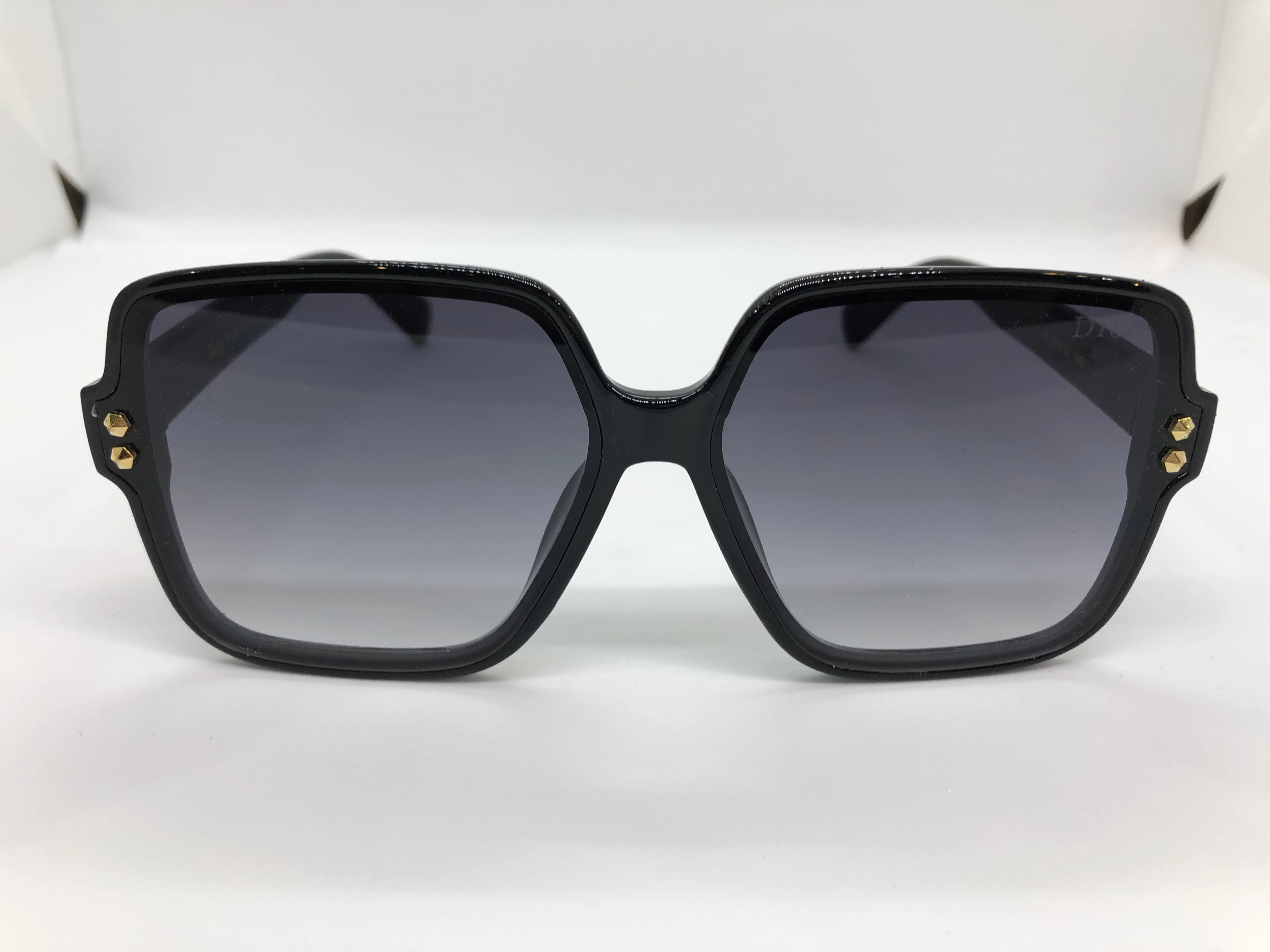 نظارة شمسية - من ديور- باطار اسود بولي كاربونات - وعدسات سوداء متدرجة - وزراع بولي كاربونات اسود - بشعار الماركة ابيض - حريمي