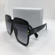 نظارة شمسية - من ديور- باطار اسود بولي كاربونات - وعدسات سوداء متدرجة - وزراع بولي كاربونات اسود - بشعار الماركة ابيض - حريمي