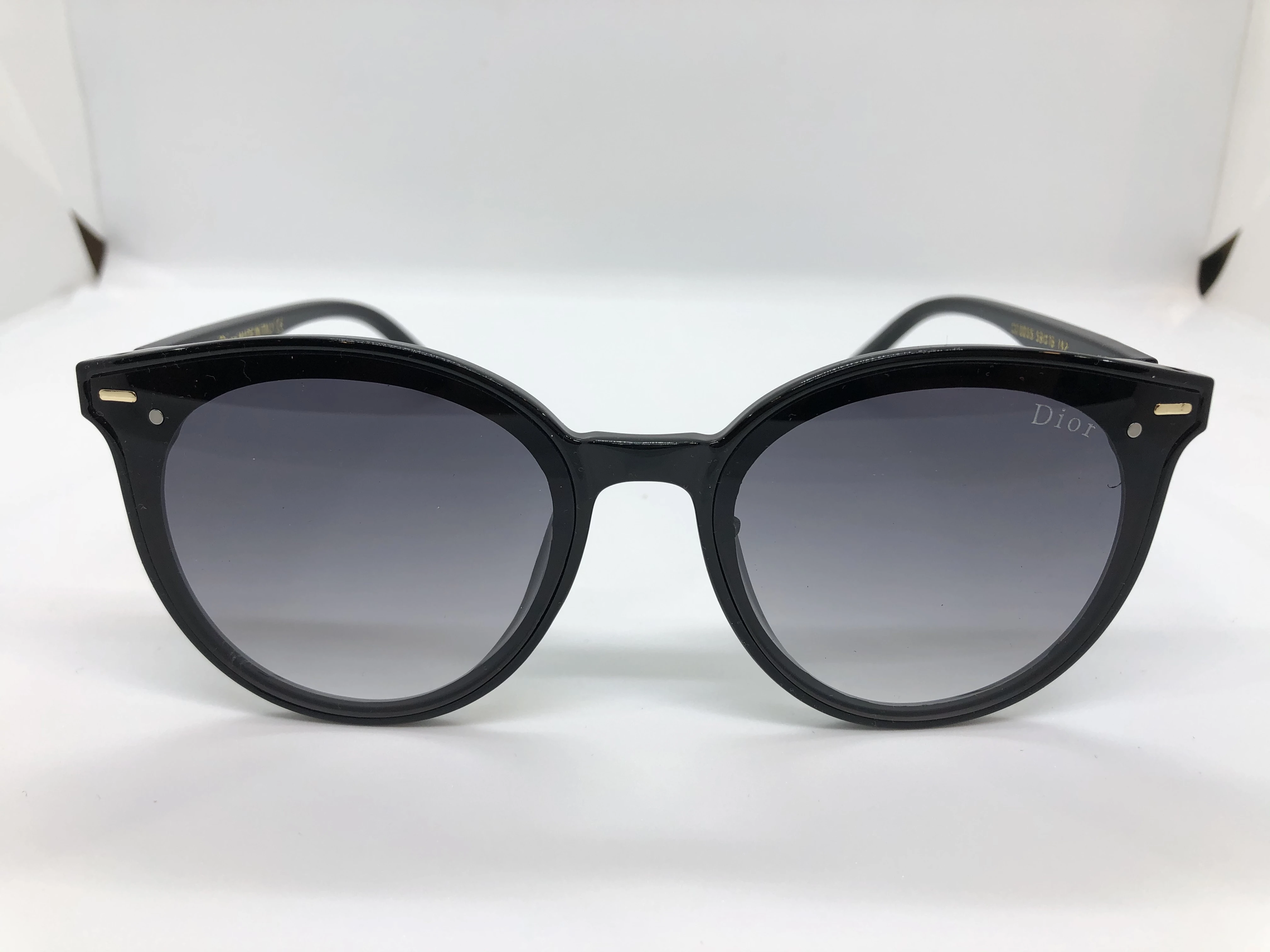 نظارة شمسية - من ديور- باطاراسود بولي كاربونات - وعدسات سوداء متدرجة - وزراع اسود بولي كاربونات - بشعارالماركة ذهبي - للرجال