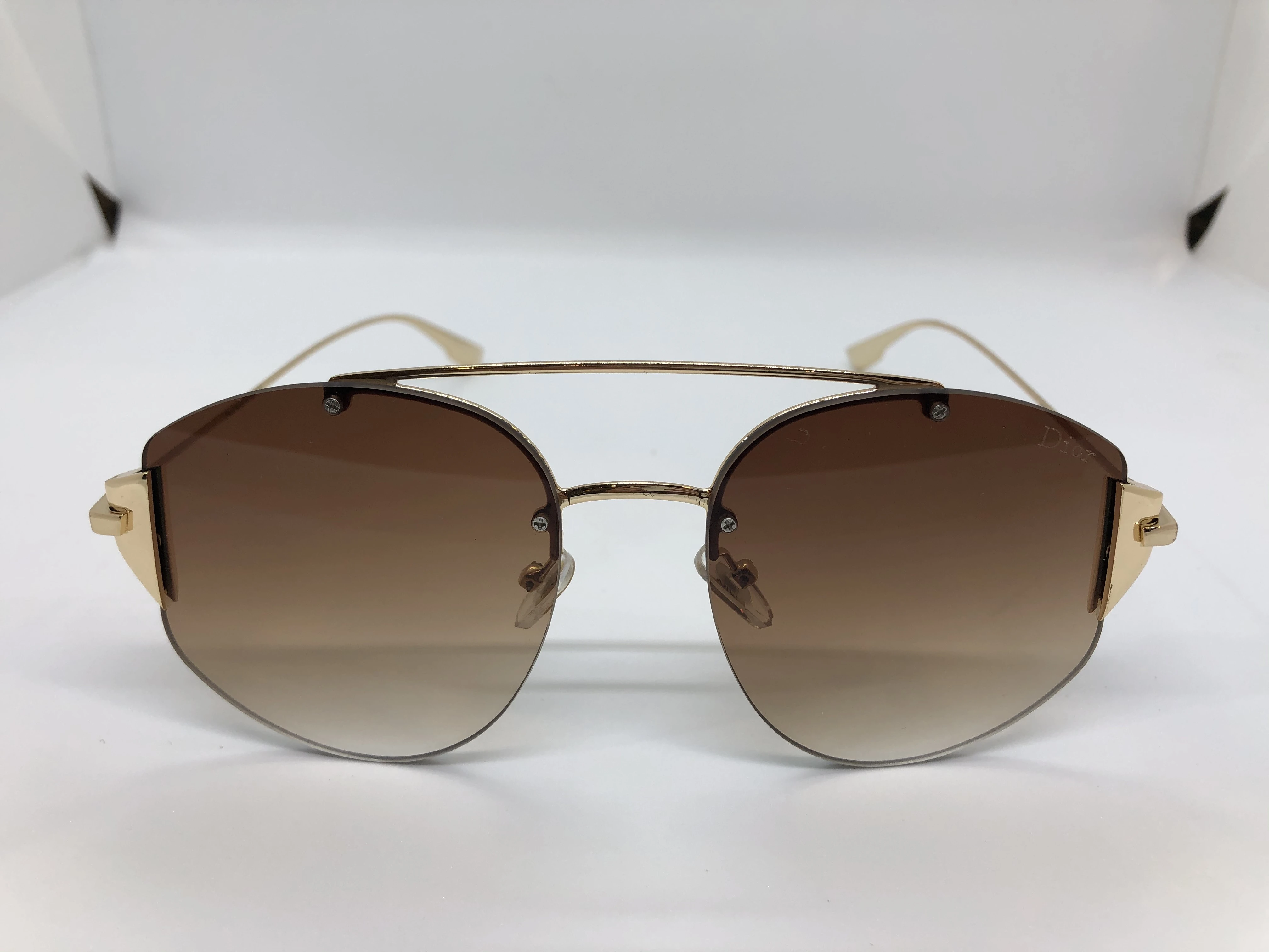 نظارة شمسية - من ديور- بدون اطار - وعدسات عسلي متدرجة - وزراع معدن ذهبي - حريمي