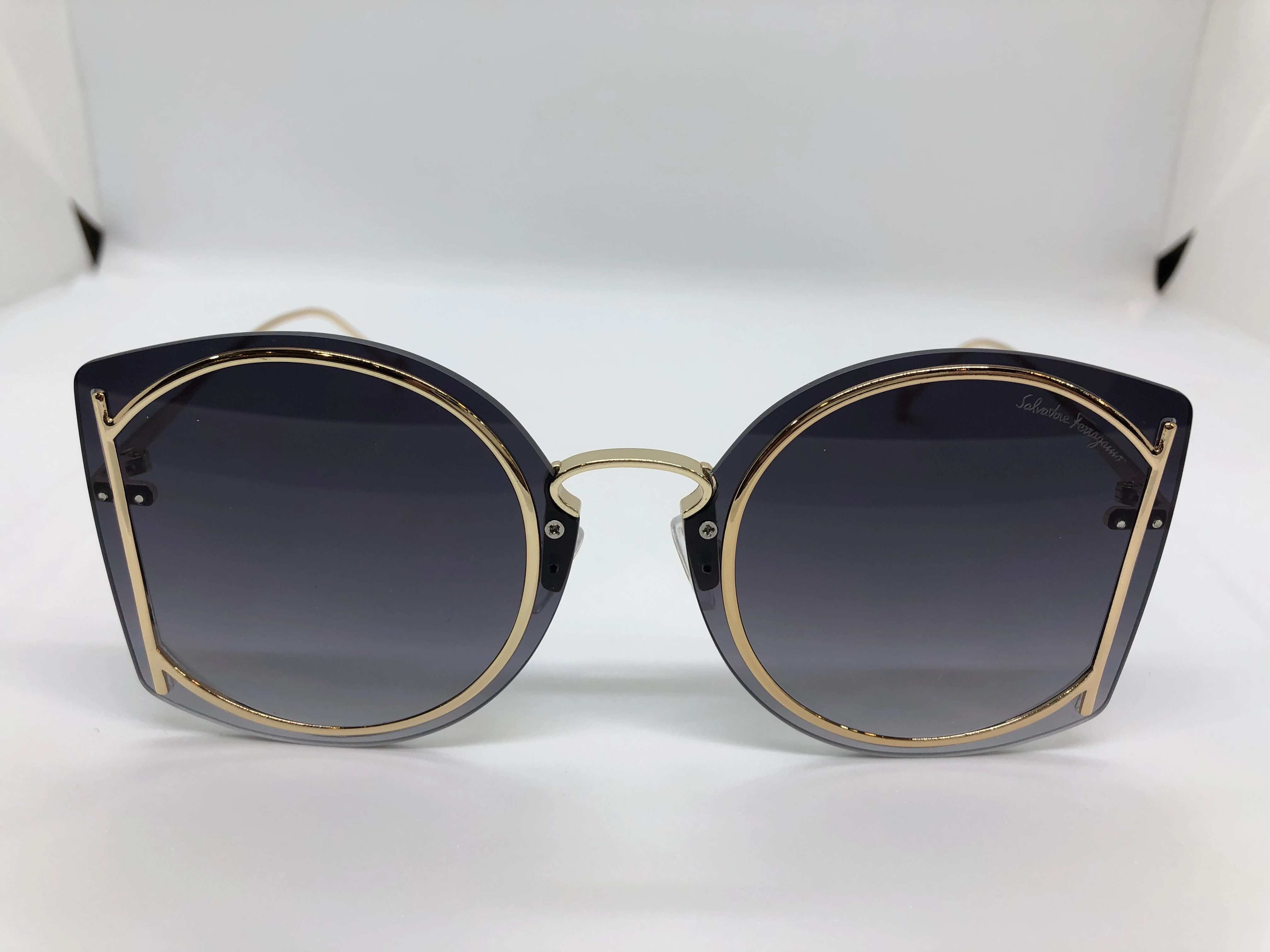 نظارة شمسية - من سلفاتوري فيراغامو -بدون اطار - وعدسات كحلي شفاف - وزراع ذهبي معدن - اطار منفصل للعدسات معدن ذهبي - حريمي