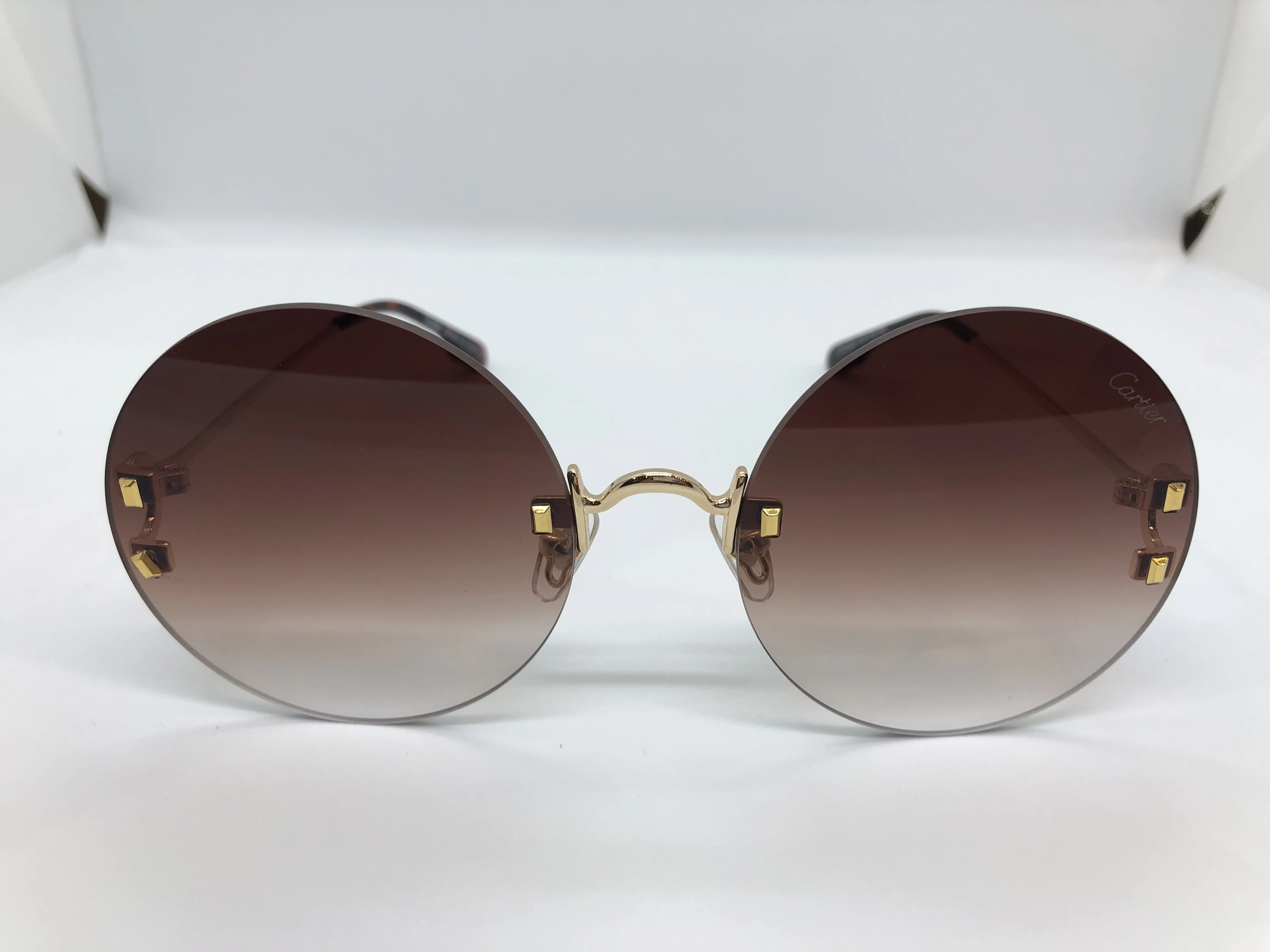 نظارة شمسية كارتير- بدون اطار- وعدسات بني متدرج - وزراع ذهبي معدن - حريمي